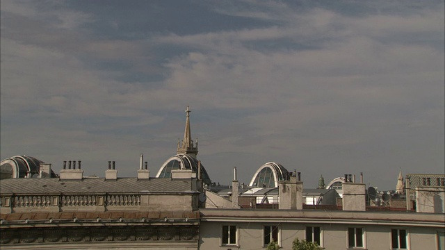 奥古斯丁教堂的尖顶在维也纳的天际线上与现代建筑形成了鲜明的对比。高清。视频下载