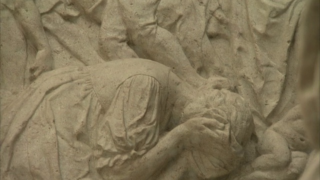 在Pestsäule的一侧有一个浅浮雕描绘了维也纳大瘟疫的场景。高清。视频下载