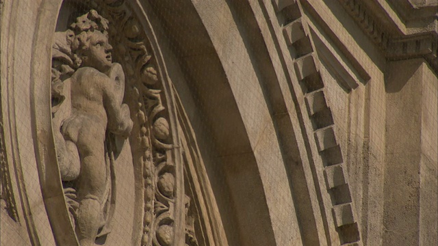 一个浮雕小天使装饰着维也纳国家歌剧院的正面。高清。视频下载