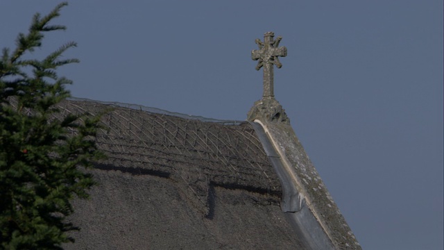 一个石头十字架装饰着一个古老的英国修道院的屋檐。高清。视频下载