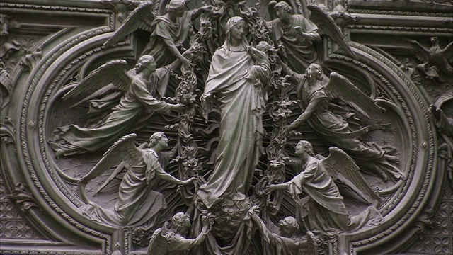米兰大教堂的外墙上雕刻着大主教和天使的场景。高清。视频下载