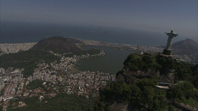 在糖面包山山顶俯瞰着里约热内卢的救世主基督雕像。高清。视频素材