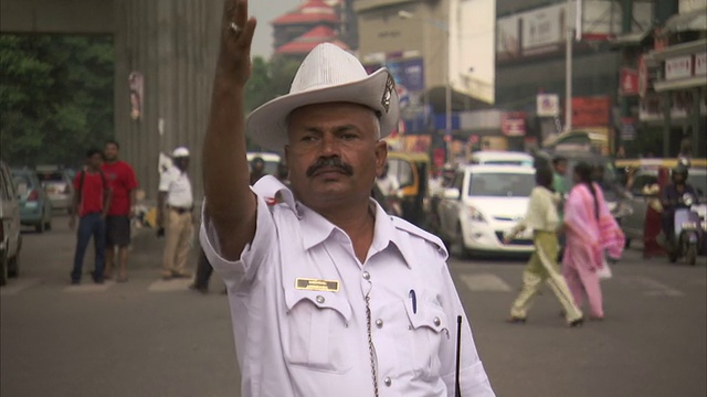印度班加罗尔，一名交警在指挥交通。视频下载