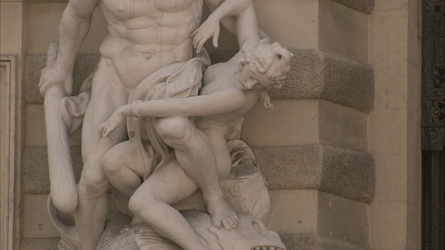 迈克尔广场的一尊雕像描绘了赫拉克勒斯捕捉希波吕特的情景。在高清视频下载