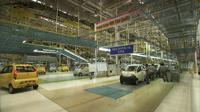 印度一家大型汽车厂的工人从装配线上进入新的汽车。在高清视频素材