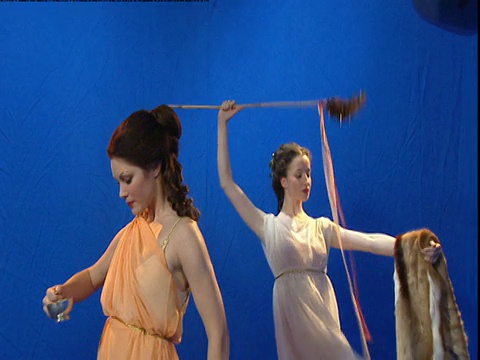 两名罗马妇女在蓝屏前跳舞的重现。视频下载
