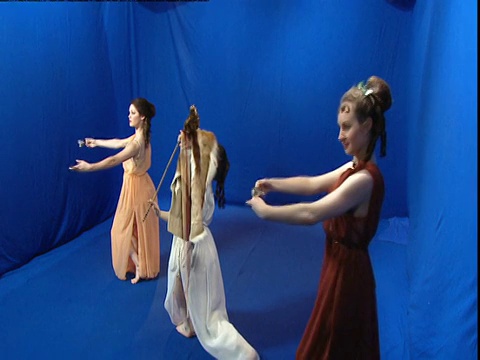 三名罗马妇女在蓝屏前跳舞的重现。视频下载