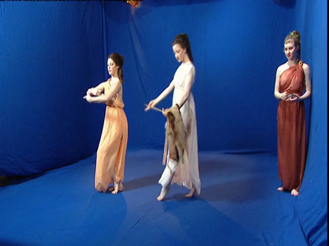 三名罗马妇女在蓝屏前跳舞的重现。视频下载
