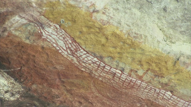 澳大利亚Oenpelli的一块岩石上装饰着土著蛇的艺术。视频下载