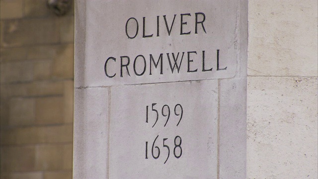 一座雕像底座上的一块石头标志着奥利弗·克伦威尔出生和死亡的年份。视频下载