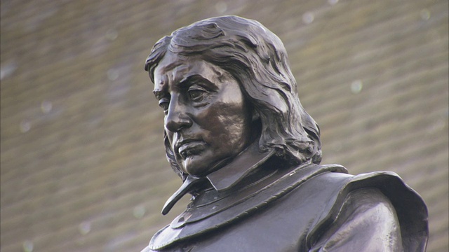 英国议会大厦外的青铜雕像描绘了一个忧郁的奥利弗·克伦威尔。视频下载