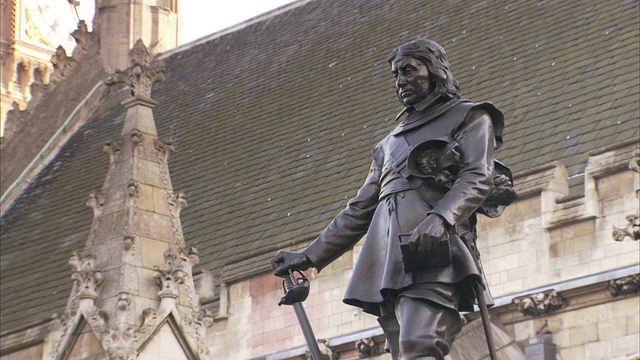 国会大厦外的铜像上刻着奥利弗·克伦威尔(Oliver Cromwell)低着头。视频下载