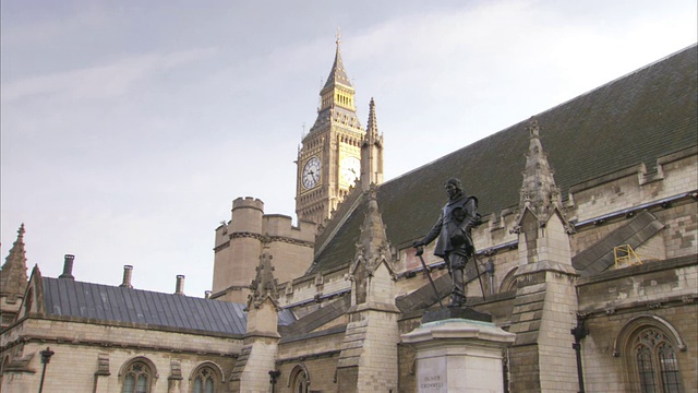 大本钟耸立在国会大厦和奥利弗·克伦威尔的铜像之上。视频下载