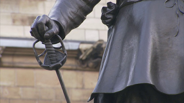 国会大厦外的雕像描绘了奥利弗·克伦威尔右手握剑的形象。视频下载