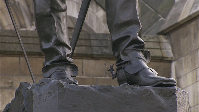 国会大厦外的一座雕像描绘的是穿马刺的奥利弗·克伦威尔。视频下载