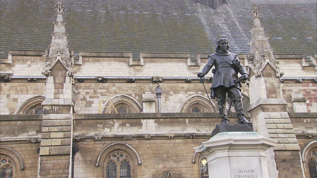 下院隐现在奥利弗·克伦威尔的铜像上方。视频下载