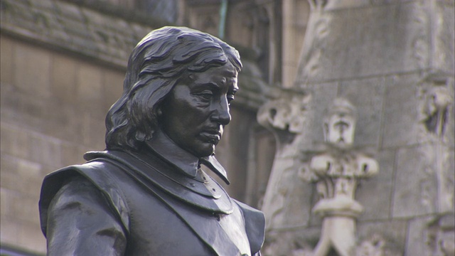 奥利弗·克伦威尔的雕像描绘了他低着头的样子。视频下载