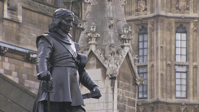 国会大厦外的一座青铜雕像描绘了奥利弗·克伦威尔手持宝剑和圣经的形象。视频下载