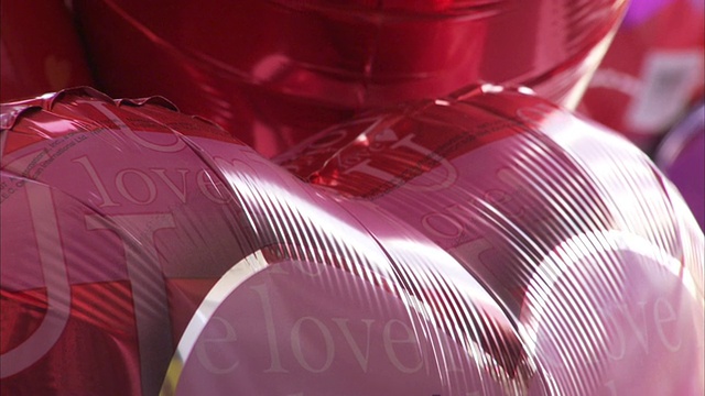 红色和粉色的氦气球会反射光线。视频下载