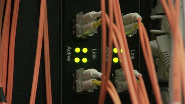 橙色电缆连接到绿色指示灯的黑色计算机服务器。视频下载