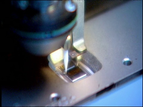 制造硅芯片的机器视频素材