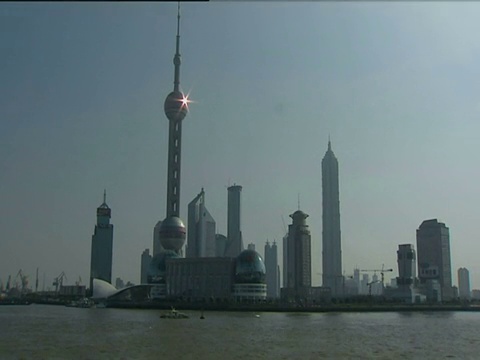 阳光照在东方明珠塔的粉红色球体上，放大了上海天际线的广阔前景视频下载