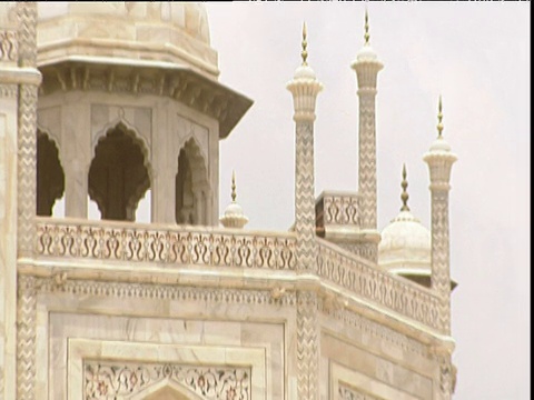 塔的泰姬陵倾斜的角落特征覆盖着华丽的圆顶和柱子阿格拉视频下载