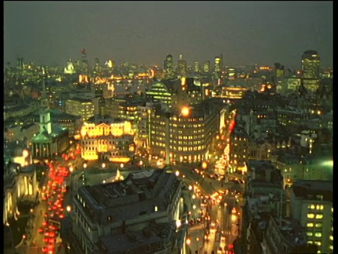 背景是伦敦金融城的大本钟和议会大厦，背景是特拉法加广场，背景是金融区的高楼大厦视频素材