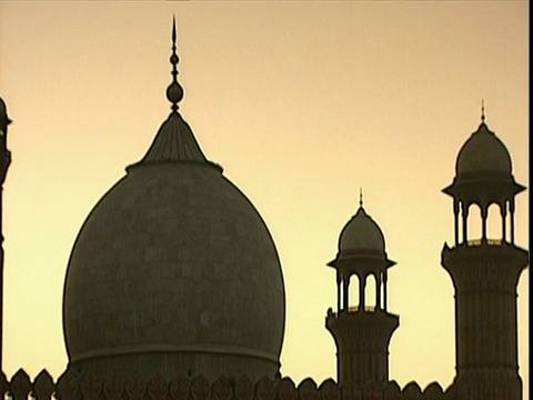 潘横跨穹顶和清真寺尖塔的轮廓映衬在黄昏的天空旁遮普视频下载