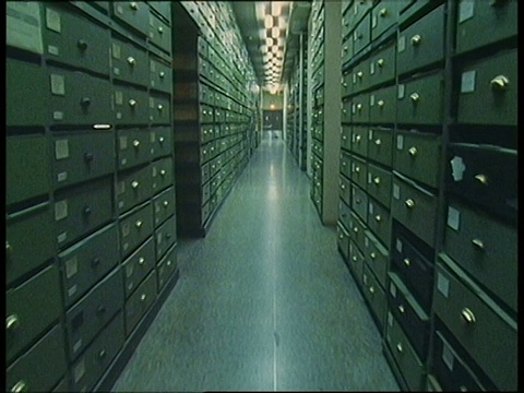 沿着高耸的绿色文件柜之间的小通道前进视频素材