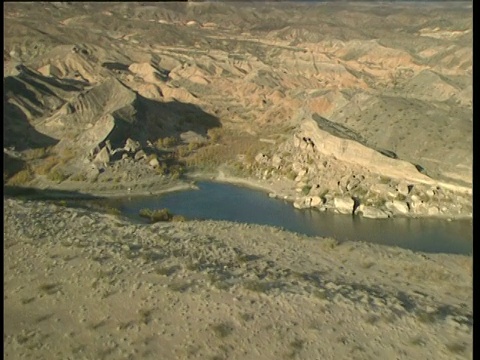 在内华达州米德湖周围的岩石和山区留下的痕迹视频下载