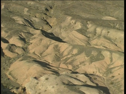 在内华达州米德湖周围留下了岩石地形和沙漠峡谷视频下载