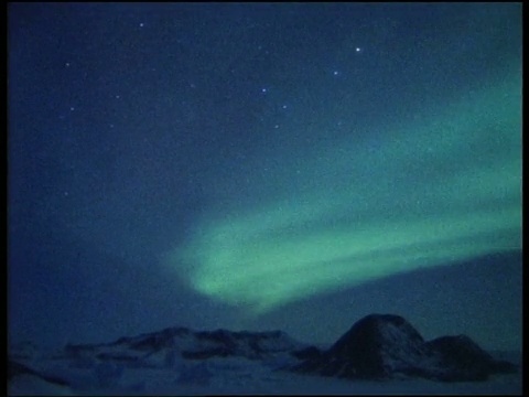 南方极光在天空中闪耀着蓝色和绿色的光芒。视频下载