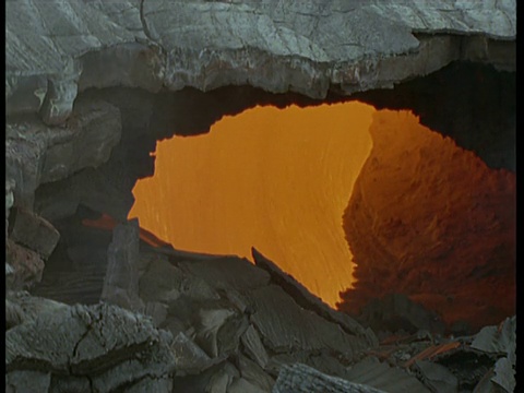 夏威夷，红色的炽热熔岩流进结皮熔岩管内视频下载