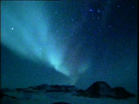 南极光在山区上空盘旋视频下载