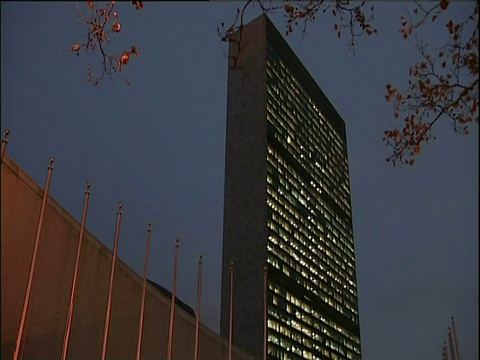 在纽约市的联合国大楼对面。视频下载