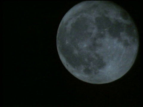 在夜空中，满月从照相机旁掠过视频下载