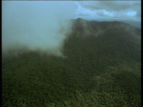 在密云、森林和山坡上空的航迹视频下载