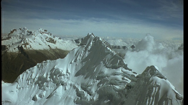 空中轨道走向和越过冰覆盖的安第斯山的顶峰视频下载