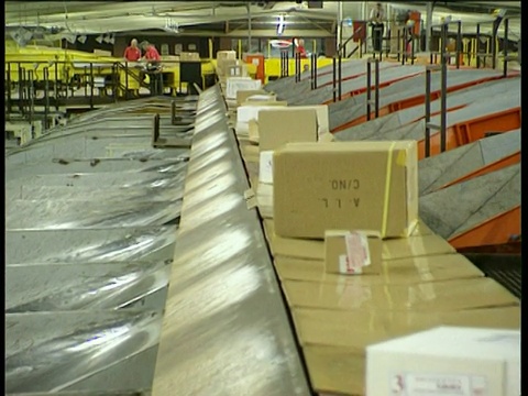 大型纸箱沿着传送带和自动分拣机移动视频素材