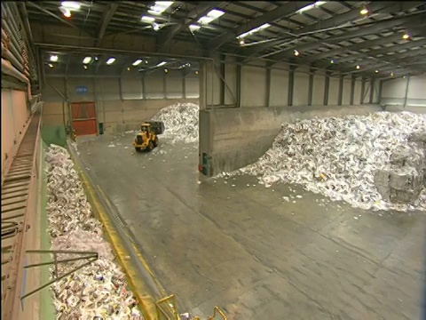 盘大废纸回收站把剩下的废纸用推土机搬过去视频下载