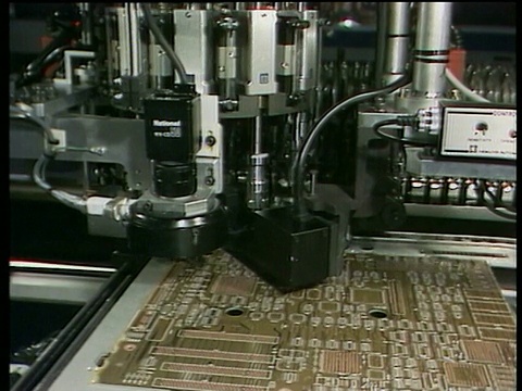 机器将电子元件冲压成计算机微芯片电路板视频素材