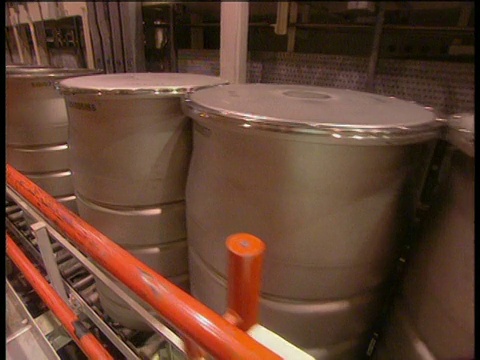 铁轨离开了用于存放核废料的钢铁容器视频下载