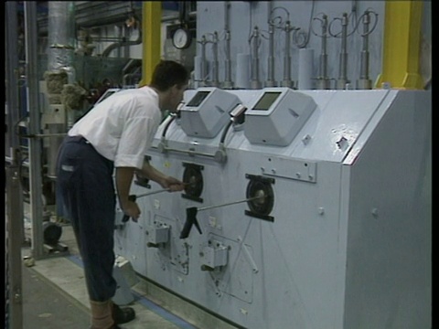 人类使用杠杆和玻璃门在铅容器中处理放射性物质视频素材