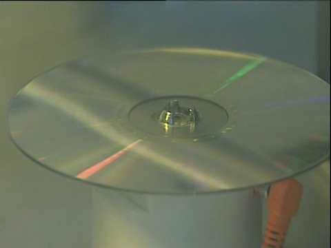 光盘在生产过程中由机械臂移动视频下载