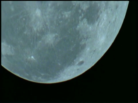 向夜空中巨大的满月倾斜视频下载