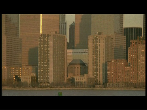 1998年，世界贸易中心的双子塔向上倾斜视频素材