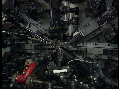 弹簧制造机利用安装在各种机械臂上的复杂工具生产小弹簧视频素材