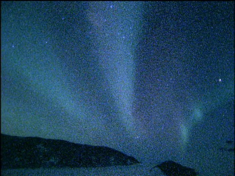 南极光(南极光)在夜空中以蓝白色的光束划过视频下载