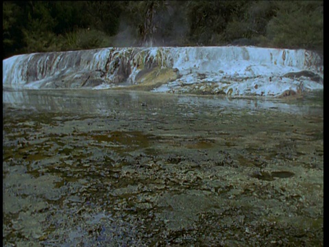 潘离开后，在新西兰威曼古火山谷发现了冒着气泡的火山池和Warbrick梯田视频下载